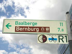 Radwegschild Saaleradweg nach Bernburg