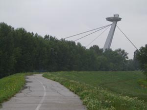 Donauradweg vor Bratislava mit Blick zur Ufo-Brücke