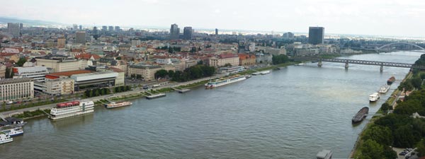 Bratislava Ausblick vom UFO auf Donau