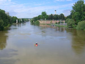 Paddler auf der Donau in Ulm Paddler auf der Donau in Ulm