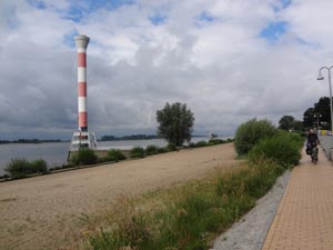 Elbe mit Leuchtturm
