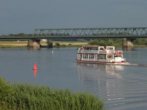 Lauenburg Elbe mit Ausflugsschiff