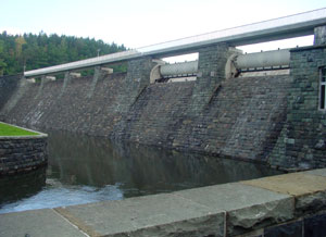 Staumauer der Talsperre Pirk