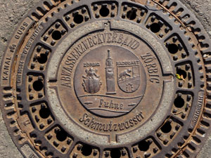 Kanaldeckel mit Wappen