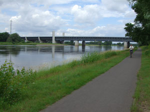 Elberadweg und Trogbrücke