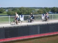 Radler auf der Trogbrücke über die Elbe