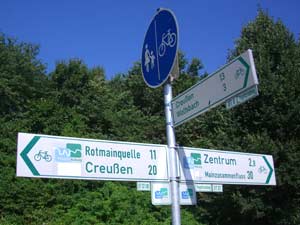 Radweg Hinweisschild Main-Radweg in Bayreuth