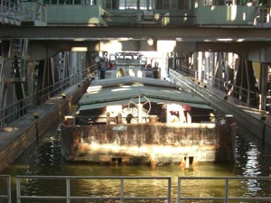 Schiff im Hubvorgang Schiff im Hubvorgang