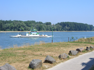 Rhein-Fähre Neuburg