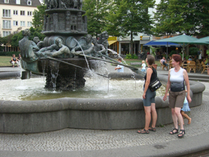 am Brunnen in Koblenz