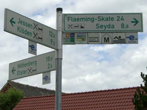 Radweg-Hinweisschild am Elberadweg in Listerfehrda