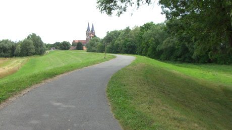 Radweg auf dem Elbdeich Radweg auf dem Elbdeich