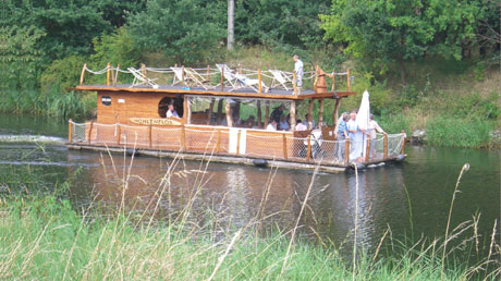 Mühlenfloß auf dem Pareyer Verbindungskanal Mühlenfloß auf dem Pareyer Verbindungskanal