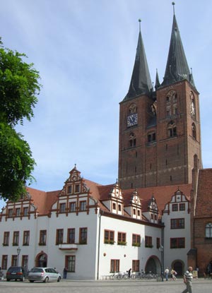 Kirche und Rathaus Kirche und Rathaus