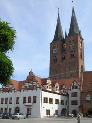 Kirche und Rathaus Kirche und Rathaus