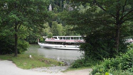 Schiff auf dem Kanal am Kastlhof Schiff auf dem Kanal am Kastlhof