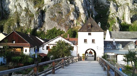 Altmühlbrücke mit Markttor in Altessing Altmühlbrücke mit Markttor in Altessing