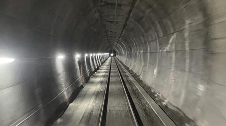 Ausblick Zugfenster im Tunnel
