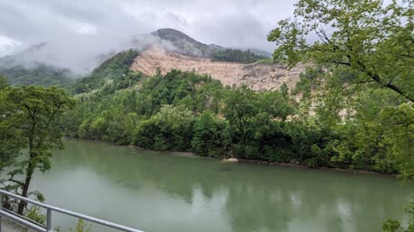 Ausblick auf Fluss und Berge