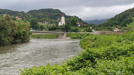 Blick nach La&scaron;ko zur Kirche