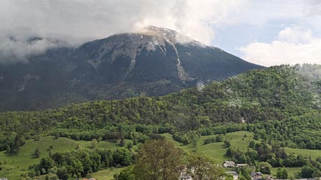 Ausblick Zugfenster auf Berge