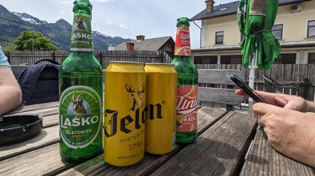 Jelen Pivo am Bahnhof