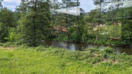 Blick aus dem Zug zum Fluss Svratka