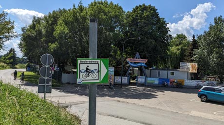 Boderadweg-Hinweisschild am Löderburger See Boderadweg-Hinweisschild am Löderburger See