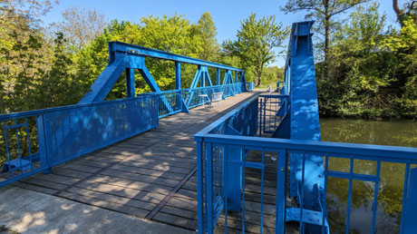 Gröningen blaue Fußgängerbrücke am Zuckerpark Gröningen blaue Fußgängerbrücke am Zuckerpark