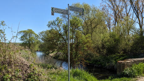 Haupwegweiser hinter Hedersleben Hauptwegweiser hinter Hedersleben