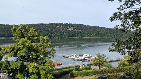 Ausblick auf See und Bootsverleih Ausblick auf See und Bootsverleih
