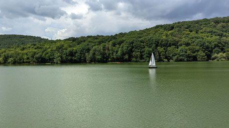 Edersee mit Segelboot Edersee mit Segelboot