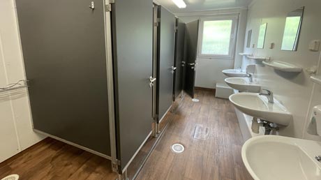 Sanitäanlagen im Container auf dem Kemp Děčin