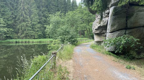 Eger-Radweg am Granitfelsen