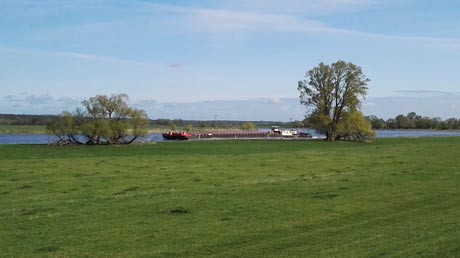 Elbe mit Schiff Elbe mit Schiff