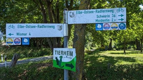 Hauptwegweiser hinter Dorf Mecklenburg