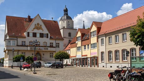 Marktplatz mit Rathaus in Barby Marktplatz mit Rathaus in Barby