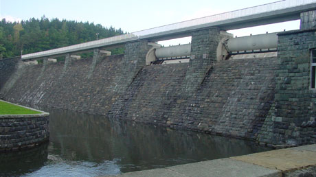 Staumauer der Talsperre Pirk