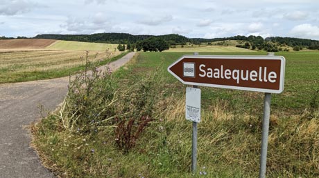 Saaleradweg Schild zur Saalequelle