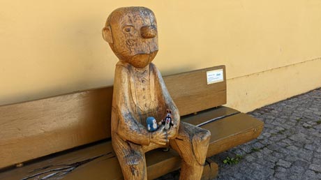 Loriot-Figur auf Bank Loriot-Figur auf Bank