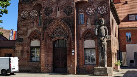Brandenburger Roland vor Rathaus Brandenburger Roland vor Rathaus