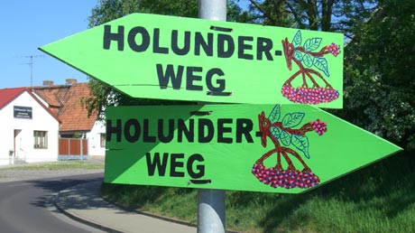 Holzwegweiser Holunderweg