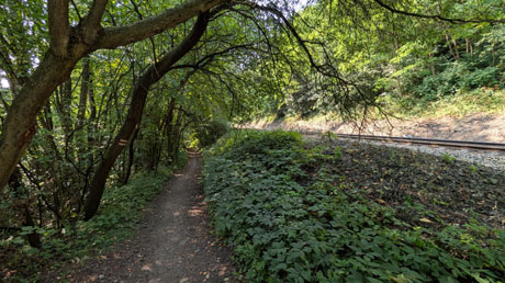 schmaler Radweg neben der Bahnstrecke schmaler Radweg neben der Bahnstrecke