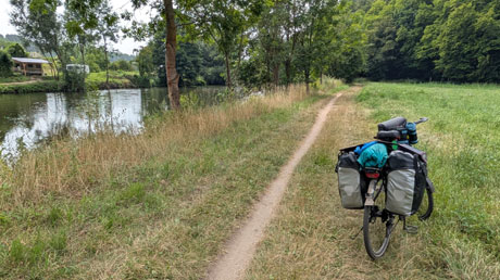 schmaler Radweg an der Jizera Radweg an der Jizera