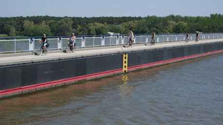 Blick vom Kanal zum Kalimanscharo