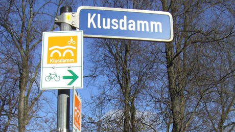 Beschilderung Klusdammradweg und Strae