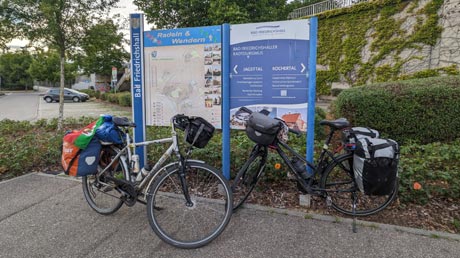 Bad Friedrichshall Radwegschild am Bahnhof Bad Friedrichshall Radwegschild am Bahnhof