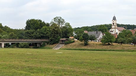 Blick vom Kocher-Jagst-Radweg nach Untergrie&szlig;heim