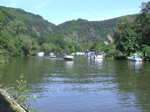 Lahn mit Schiffen Lahn mit Schiffen