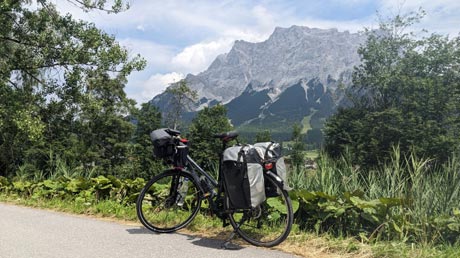 Loisach-Radweg Blick zur Zugspitze